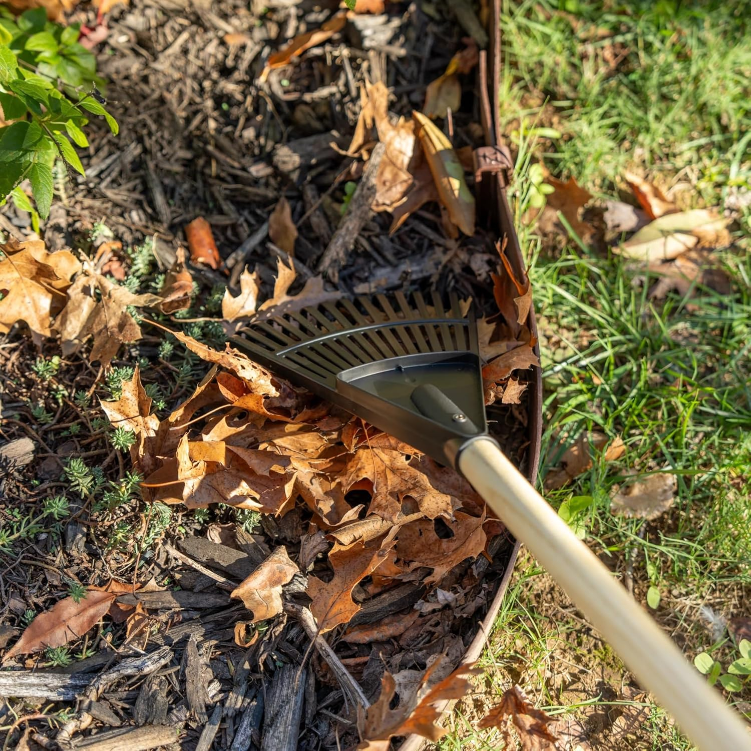 69ecdd9540d90a7bea33a5fbd225c0d6d3218714f1e35a6c9c4d7.jpg 8-inch Wooden-Handled Polyester Shrub and Leaf rake